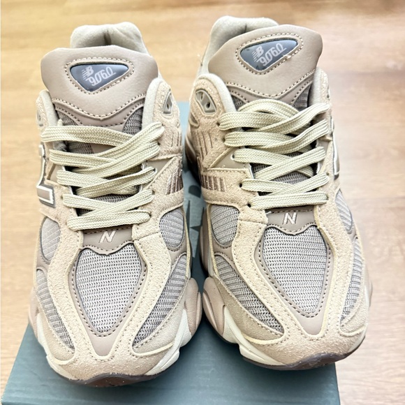 New Balance 9060 Running Shoes Sneakers Womens Size (7.5) - Mens (5.5) - Picture 2 of 8
